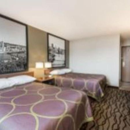 Super 8 By Wyndham Bedford Hotel Bagian luar foto