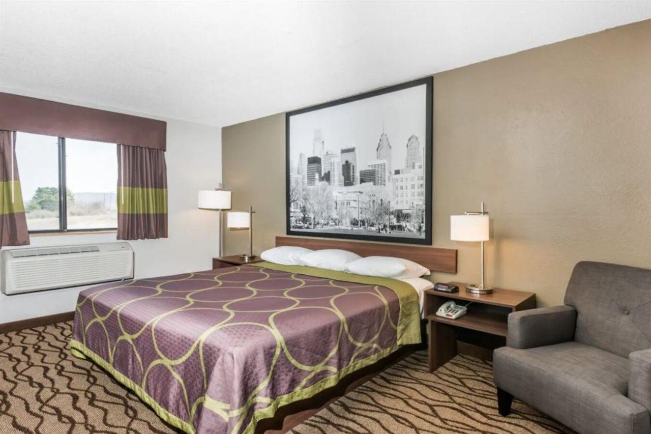 Super 8 By Wyndham Bedford Hotel Bagian luar foto