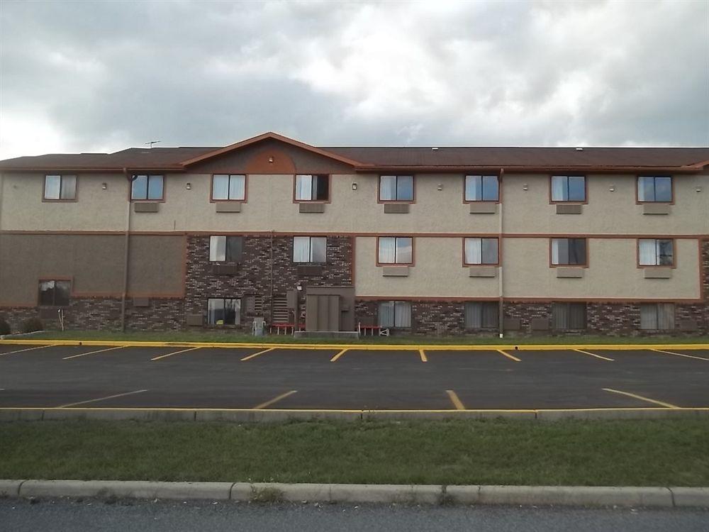 Super 8 By Wyndham Bedford Hotel Bagian luar foto
