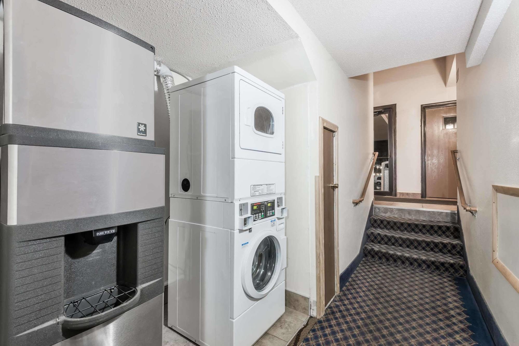 Super 8 By Wyndham Bedford Hotel Bagian luar foto